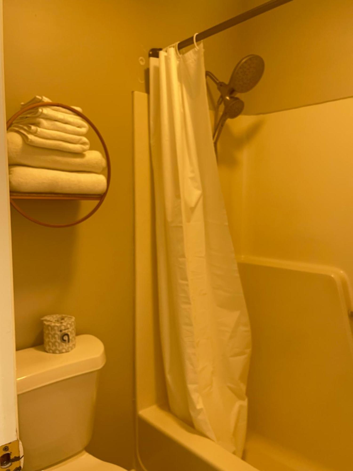 Hotel Lake Anna Glenora Екстериор снимка