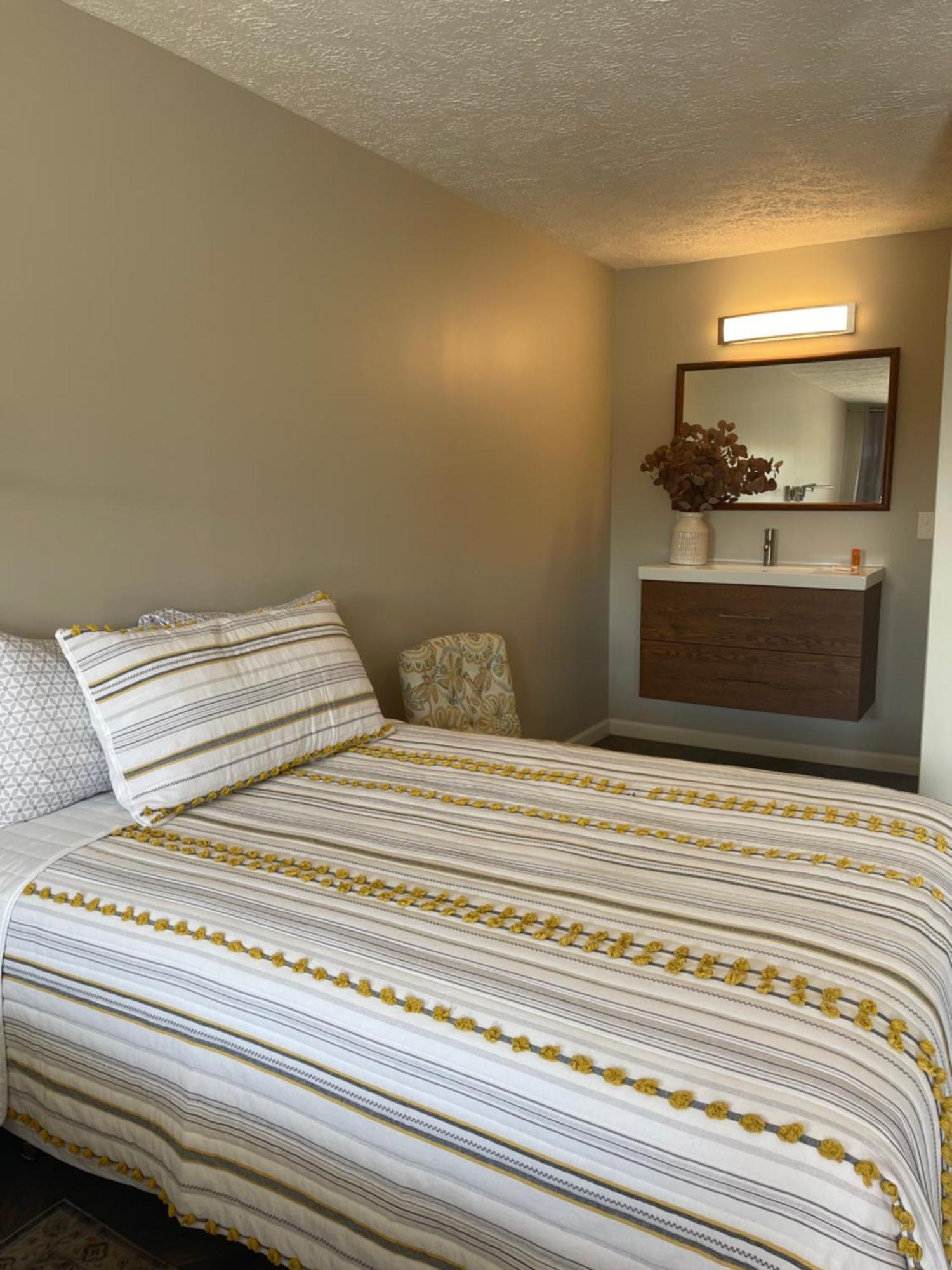 Hotel Lake Anna Glenora Екстериор снимка
