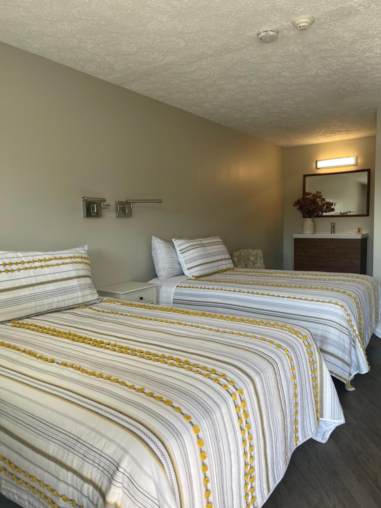 Hotel Lake Anna Glenora Екстериор снимка